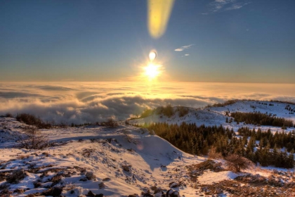 Prava nagrada za trud - pogled na magleno more i sunce Prava nagrada za trud - pogled na magleno more i sunce