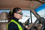 Dama za volanom Jeep-a na terenu