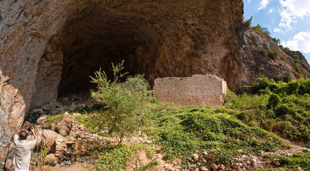 Ulaz u pećinu i tvrđava sestre Kraljevića Marka