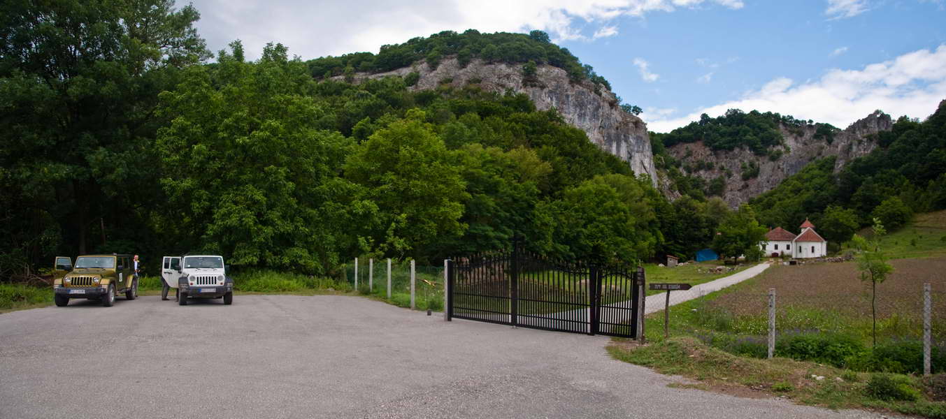 Pred kapijom manastira Vratna