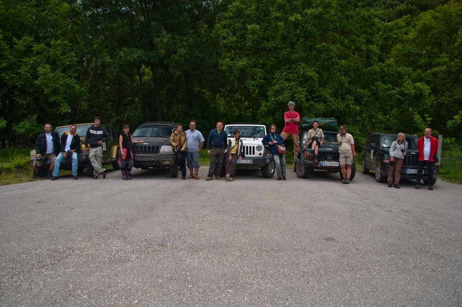 14-oro učesnika ture na parkingu manastira