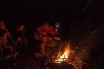 Veče u kampu uz vatru