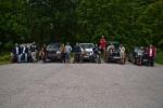 14-oro učesnika ture na parkingu manastira