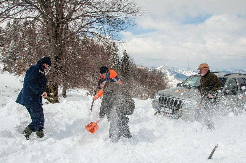 This is how you clear short snowdrifts